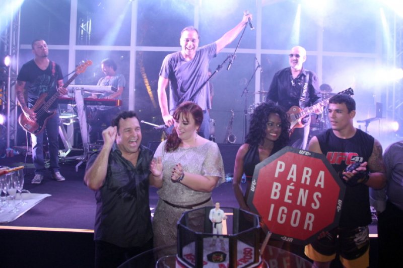 Aline e Igor Queiroz Barroso armaram um festão no Edifício Mansão Macêdo