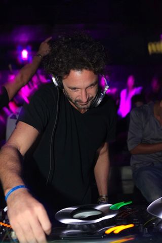 Latino assopra velinhas na Posh, em SC