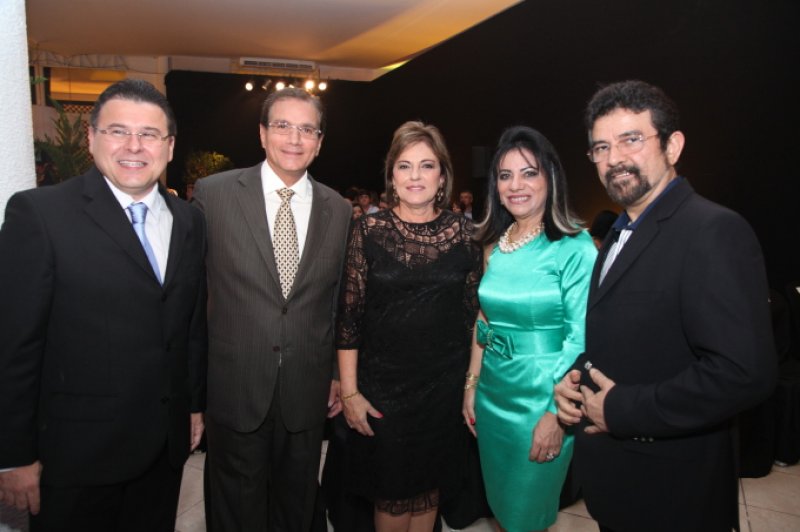 Beto Studart recebeu o troféu Aced das mãos de Paulo Magalhães