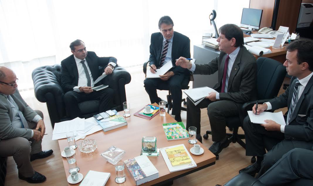 Camilo Santana discute projetos com Cid Gomes, em Brasília