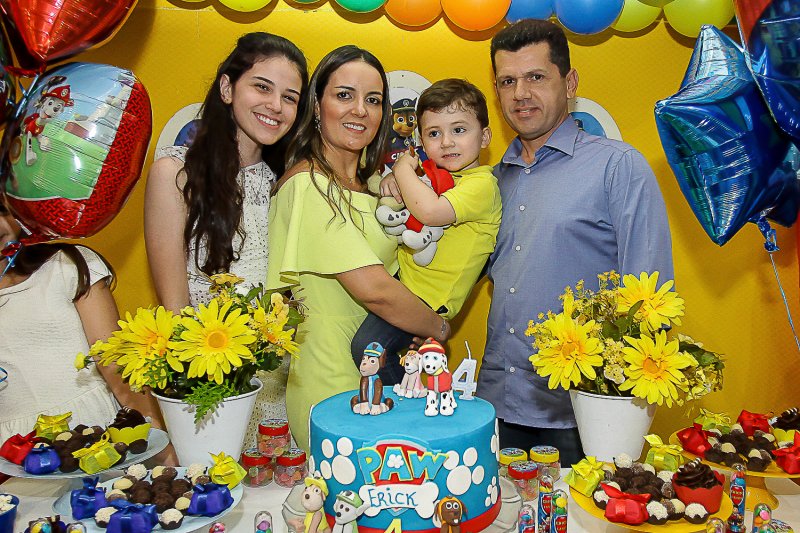 Rá-Tim-Bum - Erick e Raquel Vasconcelos festejam os 4 anos do herdeiro Erick Filho