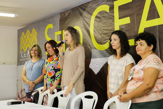 Onélia Santana participa de seminário e feira de artesanato