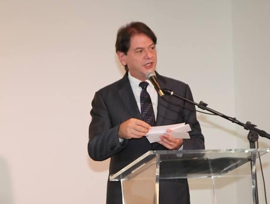 Extra! Extra! Cid Gomes diz ao povo que fica no governo