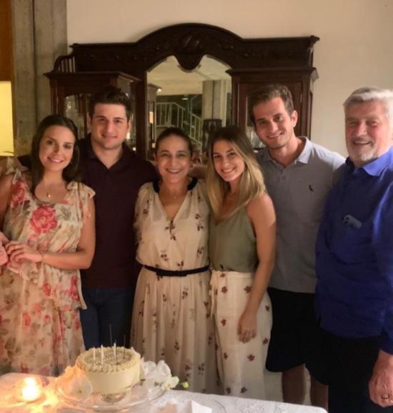 Patrícia Macêdo adianta a sessão parabéns em um jantar intimista ao lado da família