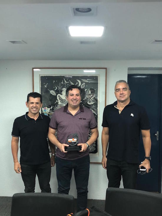 Samuel Dias, secretário de Governo da Prefeitura de Fortaleza, recebe troféu Amigo do IRONMAN