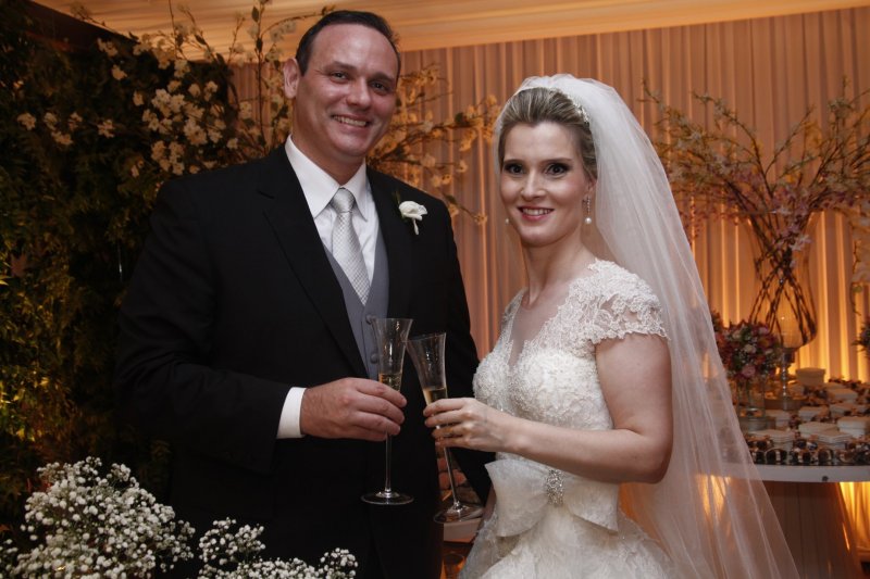 Márcio Forti e Raphaela Ferraz sobem ao altar