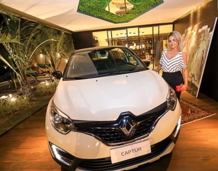 Claryanne Aguiar destaca a marca Renault em espaço que assina na CCC 2017