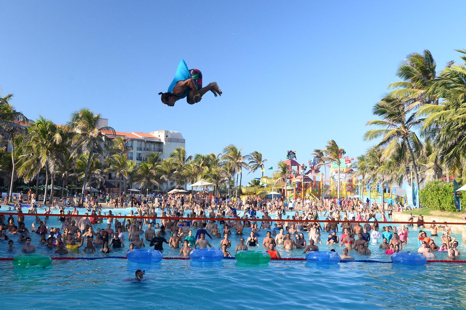 Cearense vence maior campeonato de Slackline Waterline do Brasil, no Beach Park