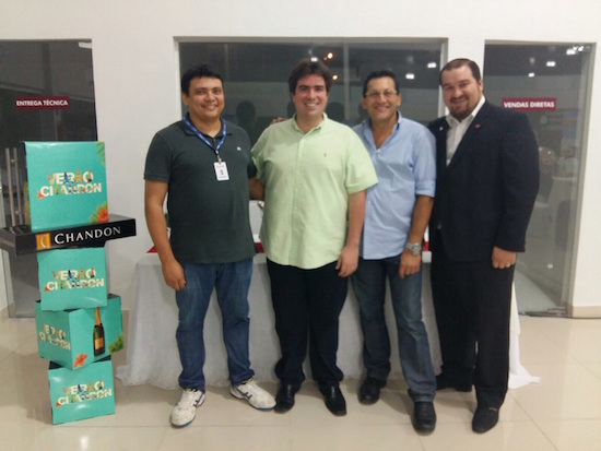 Flávio Figueiredo arma degustação da Chandon no Super Guará