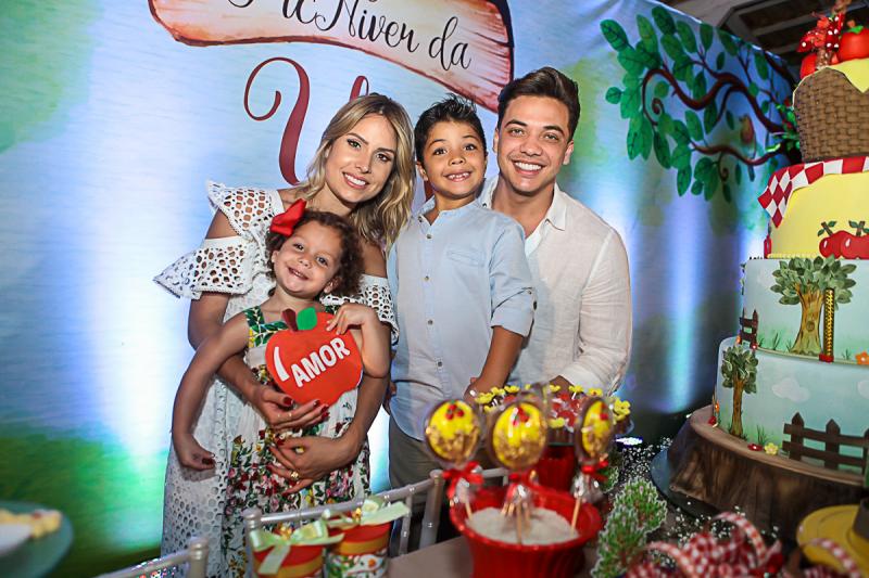 Wesley e Thyane armam uma linda festa para brindar os três anos da