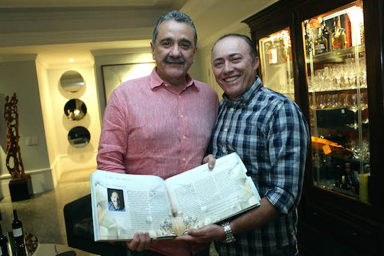 Darlan Leite presenteia autoridades com livro comemorativo da ABIH-CE