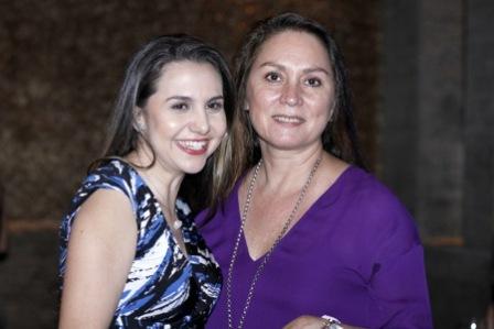 Adriana Queiroz comemora aniversário no Soho