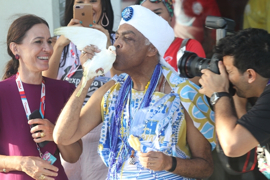Gilberto Gil se emociona na passagem dos Filhos Gandhy pelo Expresso 2222