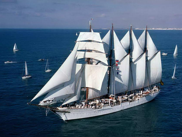 Embaixador da Espanha recebe seletos convidados a bordo do Navio-Escola ‘Juan Sebastián de Elcano’