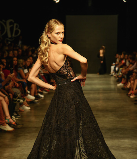 Bonequinha de luxo inspira desfile de Almerinda Maria