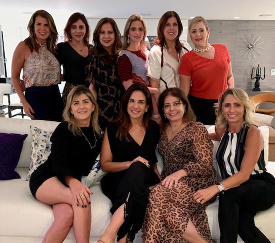 Martinha Assunção reúne amigas para encontros puro astral