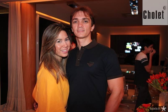 Caroline Yamazaki e Marcelo Marfrutas sobem ao altar