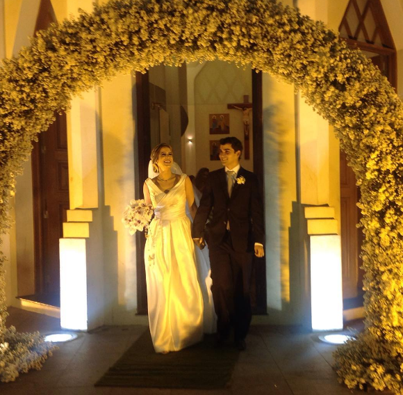 Paula Galvão troca alianças com Victor Brasil