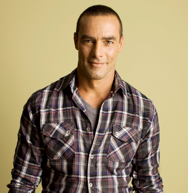 Paulo Zulu e Klara Castanho desembarcam em Fortaleza