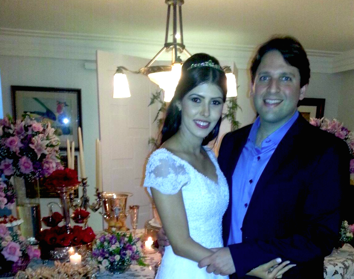 Daniel Otoch e Flávia Laprovitera oficializam noivado