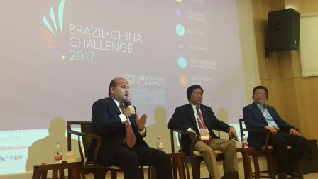 Roberto Cláudio faz palestra em Pequim