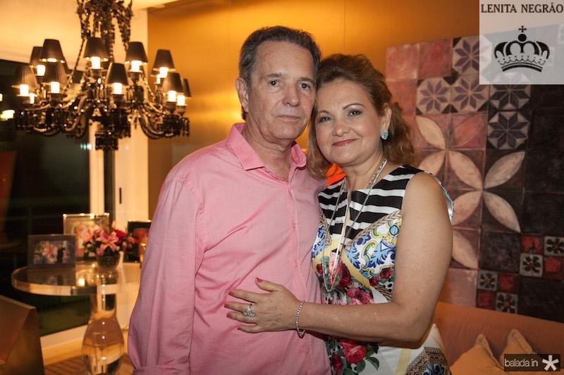Lenise Rocha ganha parabéns durante get-together armado por Paula e Felipe Rocha
