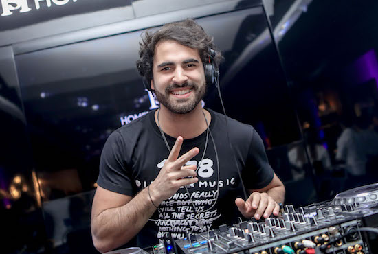 Deejay Ralk aterrissa no Iate Clube para agitar o Santo Pôr do Sol