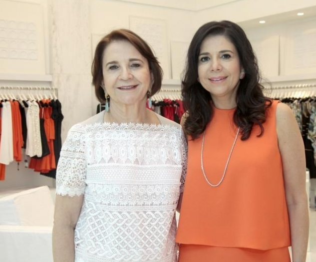 Lenita Negrão arma coquetel em sua loja no RioMar