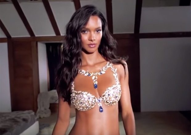 Laís Ribeiro desfila sutiã da Victoria´s Secret de R$ 6,5 milhões