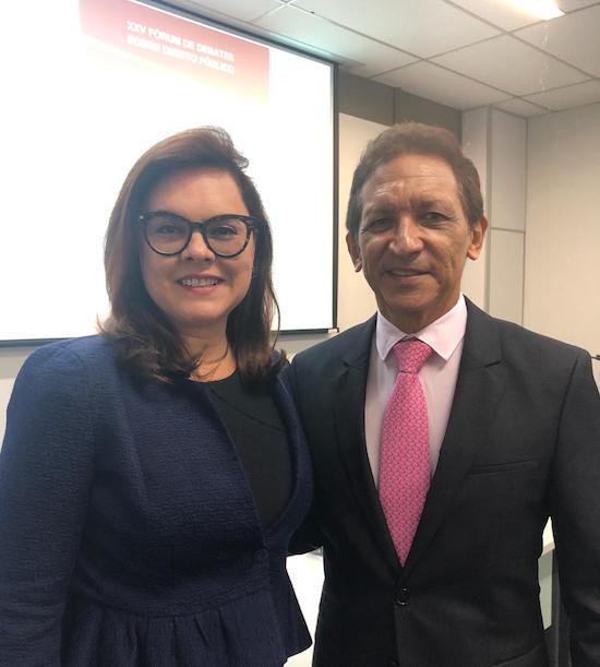 Denise Cavalcante recebe homenagem durante fórum sobre Direito Público