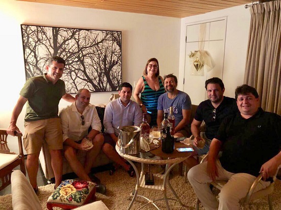 Tatiana Luna arma um get-together e recebe poucos e bons em seu apê