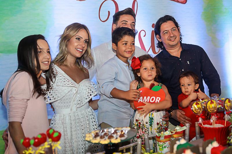 Wesley e Thyane armam uma linda festa para brindar os três anos da