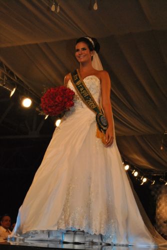 Miss Brasil 2009 desfilando para  G e G Noivas