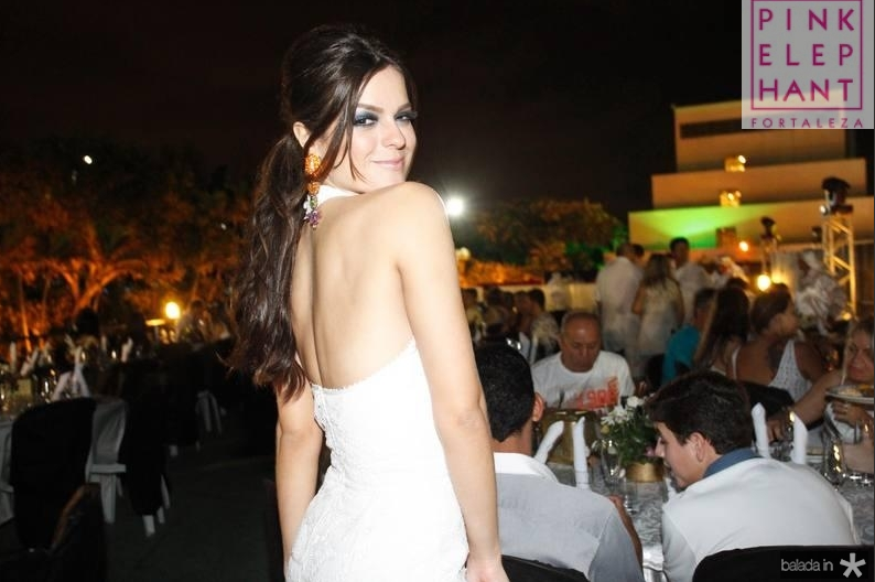 Melissa Gurgel embarca para a disputa do Miss Universo