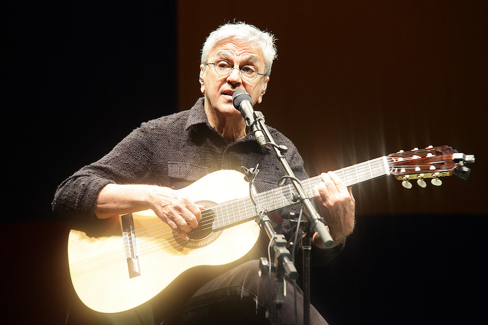 Caetano Veloso divide o palco do Teatro RioMar com os filhos
