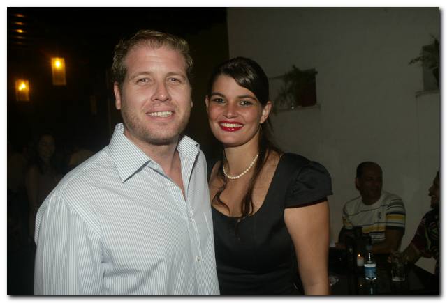 Livia Albuquerque às voltas com o chá de fralda de Maria Clara