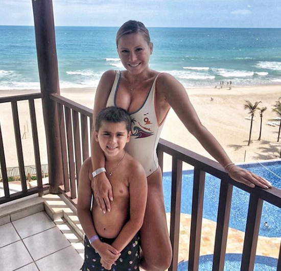 Monica Salgado aproveita os últimos momentos de férias com o filho no Beach Park