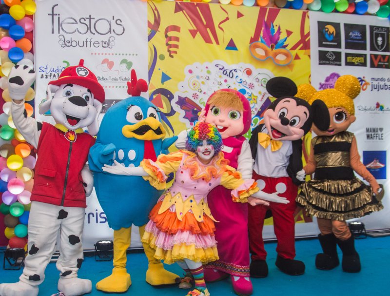Paula Athayde fez altinhos e baixinhos se esbaldarem no "Fiesta's Fantasy"