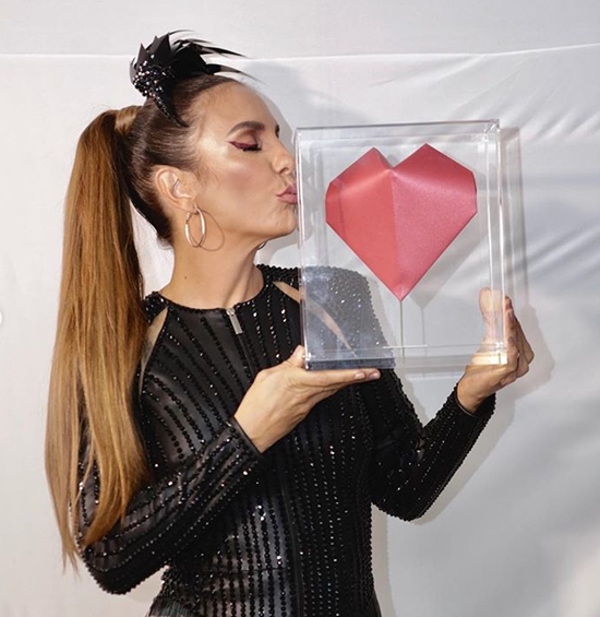 Ivete Sangalo recebe prêmio pela música “Teleguiado”