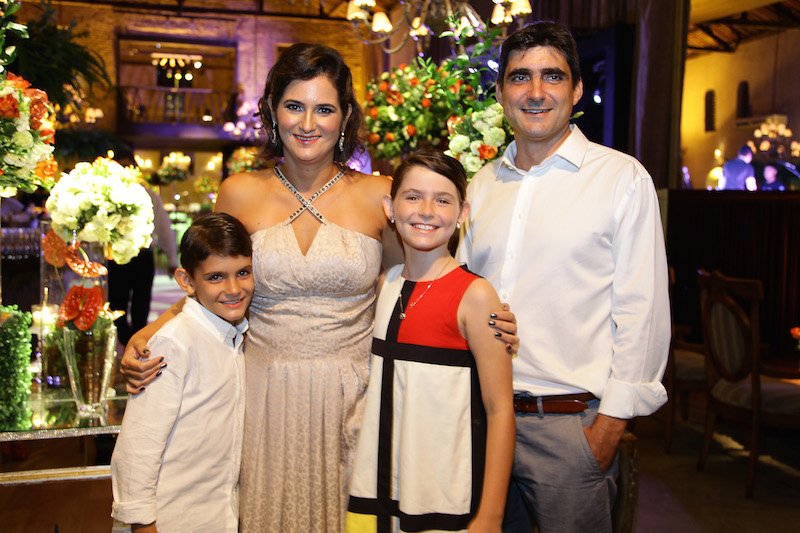 Cecilia Seligmann brinda seus 40 anos com balada chique no L'Ô Restaurante