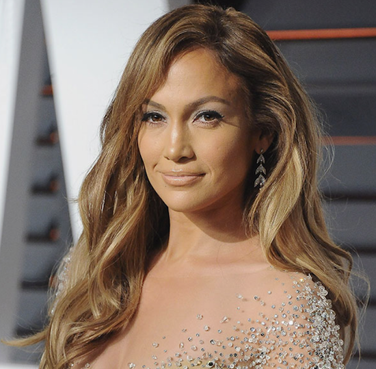 Jennifer Lopez vai lançar sua própria linha de maquiagens. Vem saber!