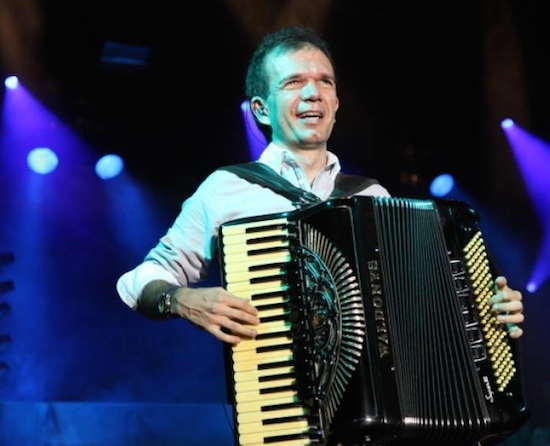 Waldonys anima o arraiá do Marina Park!