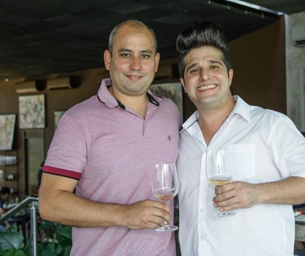 Pedro Gurjão entrega o menu do ‘Dia dos namorados’ no Pipo Restaurante