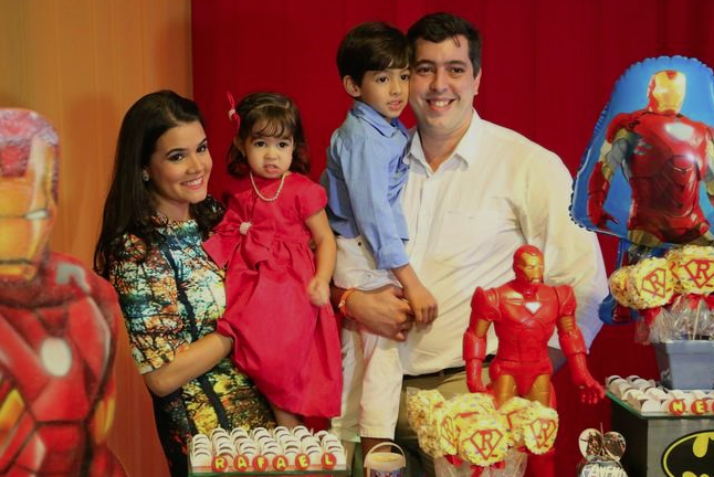 Rafael Neto ganha sessão parabéns de Priscila e Tiago Leal