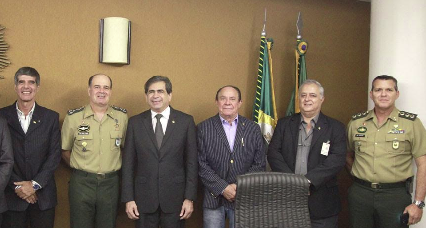 Zezinho Albuquerque debate sobre a seca com comandante do Exército