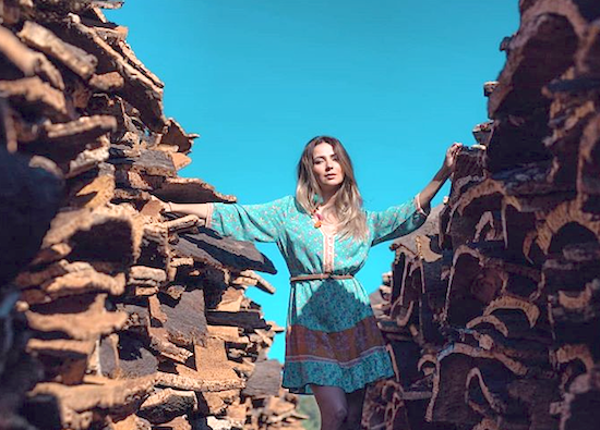 Ouça agora “Cumbuco”, novo single de Luciana Araújo