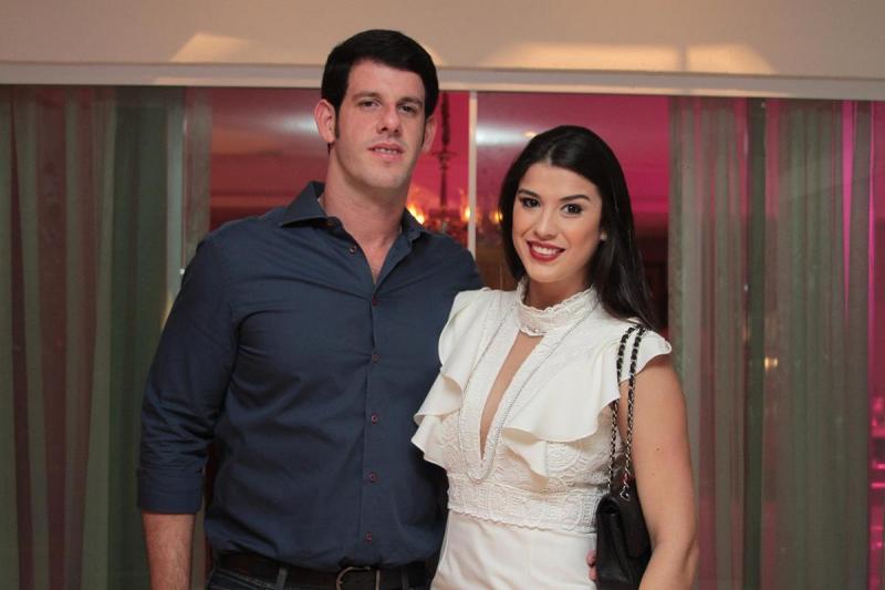 Manoela Pimenta e Dudu Carneiro reúnem amigos em passeio marítimo