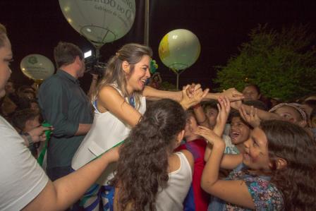 Onélia Leite de Santana entrega brinquedopraça em Coreaú