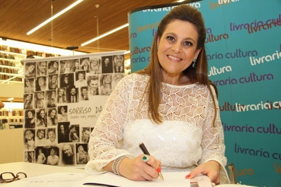 Andrea Cury lança livro de poesias