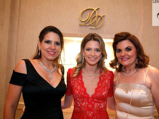 Ana Carolina Borges festeja um mês da Diamond Design